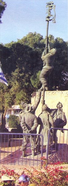 174-Памятник поднятия флага